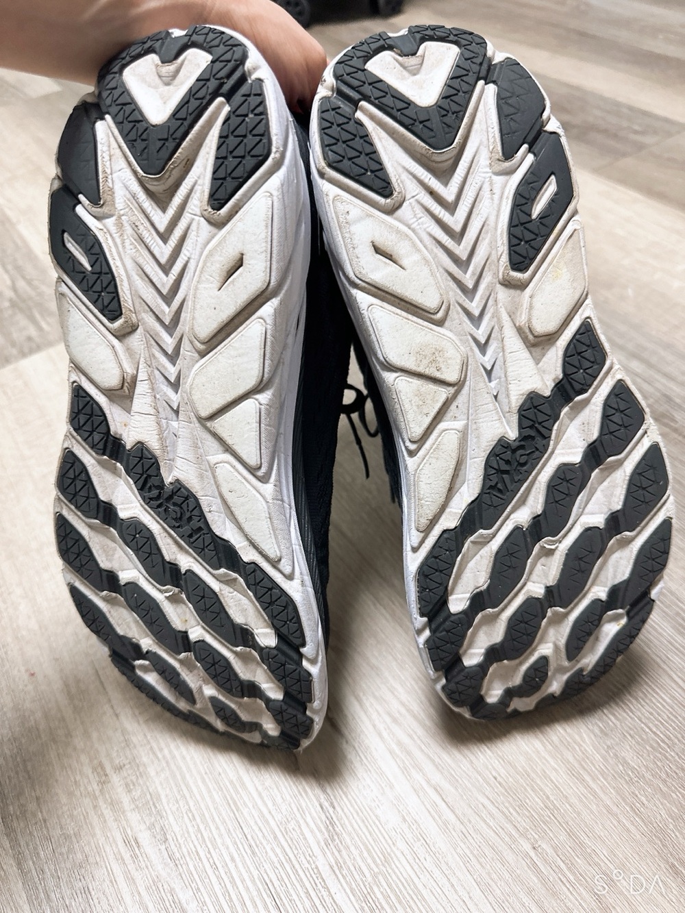 Men’s HOKA Clifton 8 black and white sneakers size 11D - Picture 4 of 6